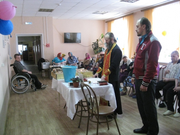 Духовенство Няндомского благочиния поздравило насельников дома инвалидов в г. Няндоме с Пасхой