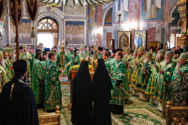 Накануне дня памяти преподобного Серафима Саровского епископ Василий принял участие в вечернее богослужении в Дивеевском монастыре