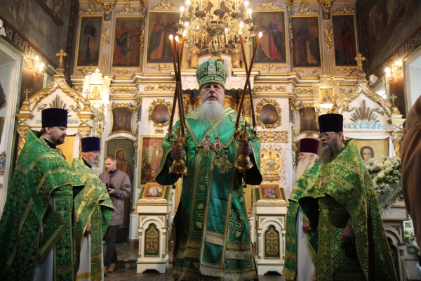 В День Святого Духа епископ Василий совершил Божественную литургию в Красноборске