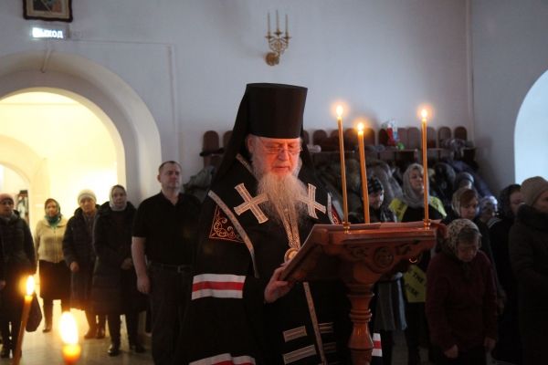 Епископ Василий совершил великое повечерие с чтением Великого канона прп. Андрея Критского в Котласе