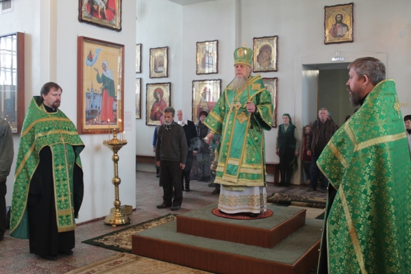 Епископ Василий совершил Всенощное бдение накануне Дня Святой Троицы