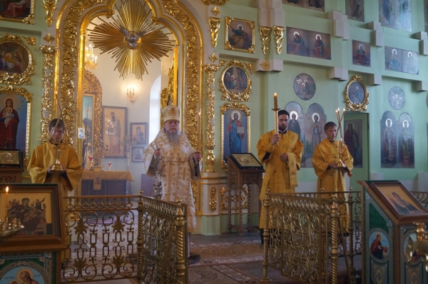 Епископ Василий совершил Всенощное бдение в храме прп. Лонгина Коряжемского накануне недели 7-й по Пятидесятнице