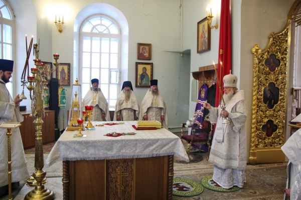 В день поминовения всех православных христиан безвинно от богоборцев пострадавших, епископ Василий совершил Литургию в Коряжме