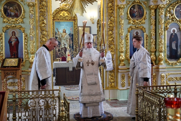 В Лазареву субботу епископ Василий совершил Божественную литургию в Свято-Лонгиновом храме