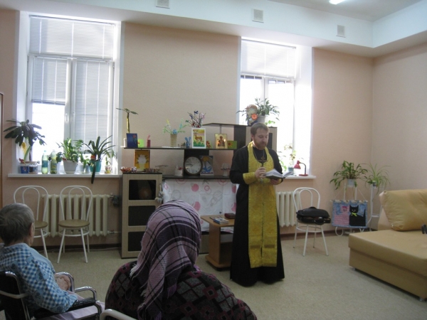 Коряжемский священник совершил молебен в доме для престарелых