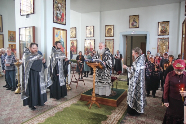 Епископ Василий совершил утреню Великого Пятка с чтением двенадцати Страстных Евангелий 