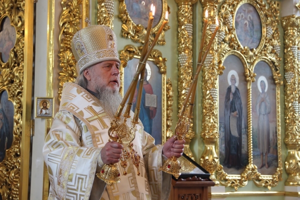 В день памяти свт. Иова Патриарха Московского епископ Василий совершил Литургию в Коряжме