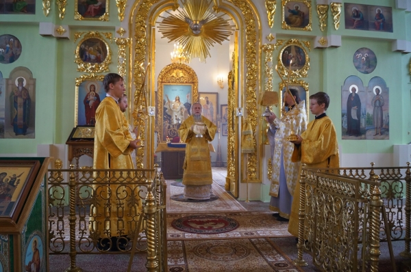 В день памяти первоверховных апостолов Петра и Павла епископ Василий совершил Божественную литургию в Свято-Лонгиновом храме г. Коряжма