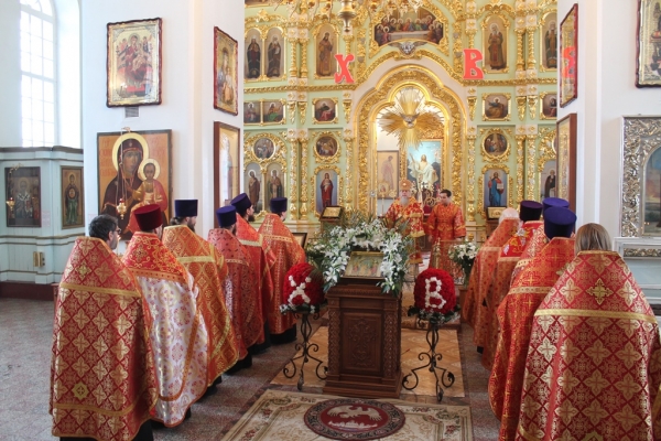 В праздник Пасхи епископ Василий совершил Великую Вечерню в Коряжме
