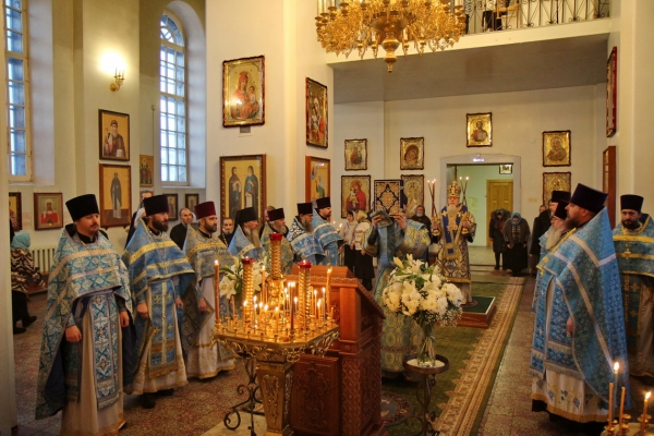 В день памяти иконы Божией Матери «Нечаянная Радость» епископ Василий совершил Божественную литургию в Коряжме
