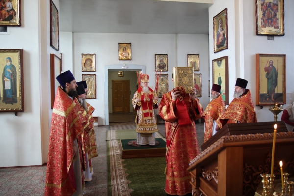 В день памяти великомученика Георгия Победоносца епископ Василий совершил Божественную литургию в Коряжме