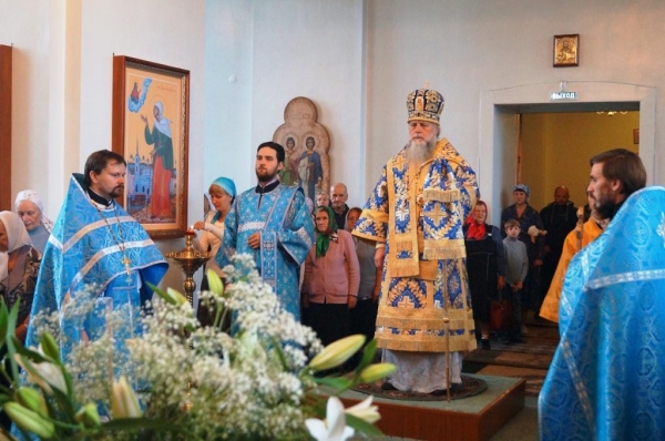  В день праздника Успения Божией Матери Епископ Василий совершил Божественную Литургию в Свято-Лонгиновом храме г. Коряжмы. 