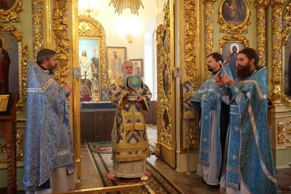 В день памяти Иверской иконы Божией Матери епископ Василий совершил Божественную литургию в Коряжме
