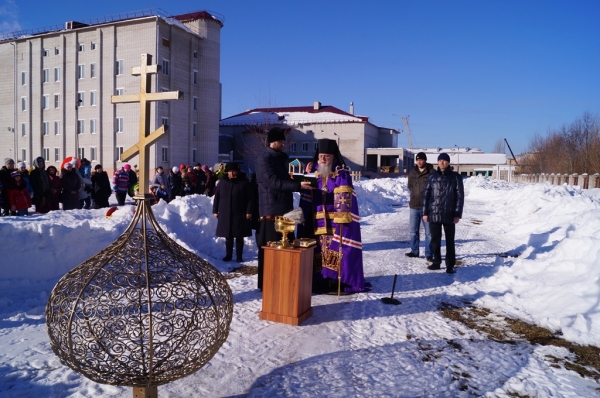 Епископ Василий освятил купол с крестом на часовню возле Реабилитационного центра г. Котлас.