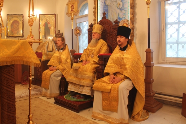 В день памяти прор. Захарии и прав. Елисаветы епископ Василий совершил Божественную литургию в Свято-Никольском храме г. Котласа