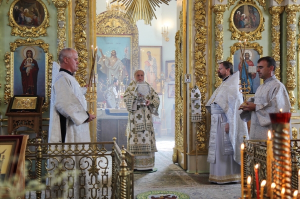 В день памяти прпп. Зосимы, Савватия и Германа Соловецких епископ Василий совершил Божественную литургию