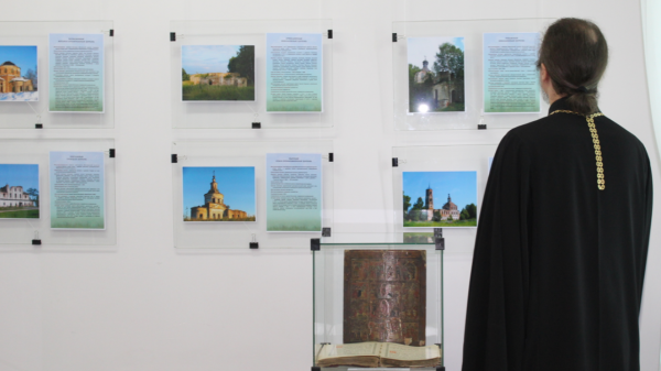 Котласский священник принял участие в выставке «Храмы Котласского района»