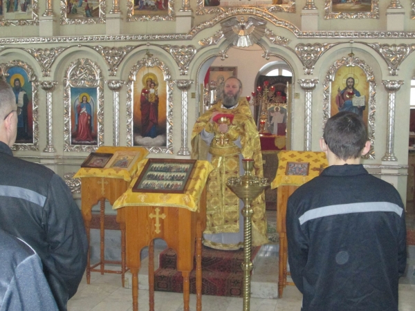 Священник совершил Божественную литургию и Таинство Крещения в храме на территории ИК №5 г. Коряжмы