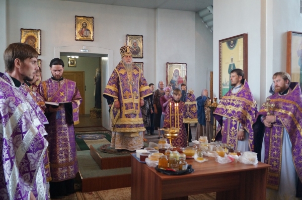 В первый день Успенского поста епископ Василий совершил Божественную литургию в храме прп. Лонгина Коряжемского