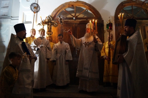 В праздник Пасхи епископ Василий возглавил Праздничное Богослужение в храме прп. Лонгина г. Коряжма