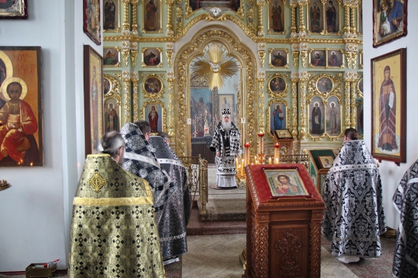 В день памяти прп. Серафима Вырицкого епископ Василий совершил Литургию Преждеосвященных Даров в Коряжме