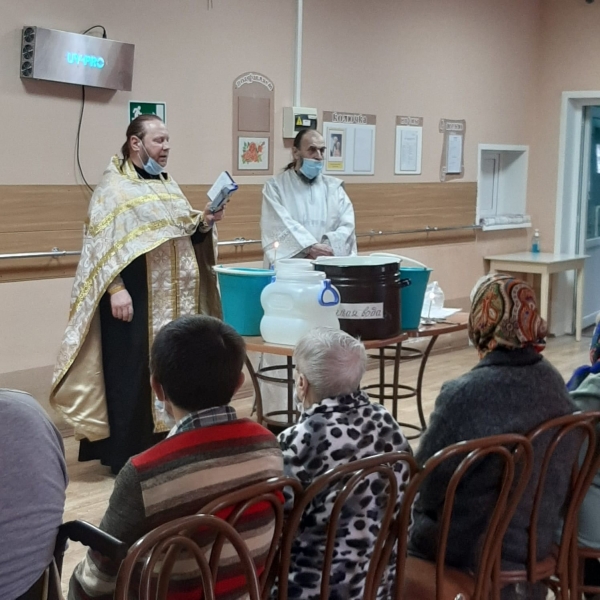 В Крещенский Сочельник священнослужители Няндомского благочиния освятили воду в доме-интернате