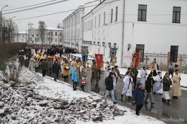 Полторы тысячи человек прошли крестным ходом с мощами святителя Луки в Архангельске