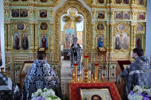 Епископ Василий совершил Литургию Преждеосвященных Даров в храме прп. Лонгина Коряжемского