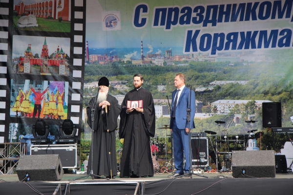 Епископ Василий поздравил жителей города Коряжмы с Днем Города