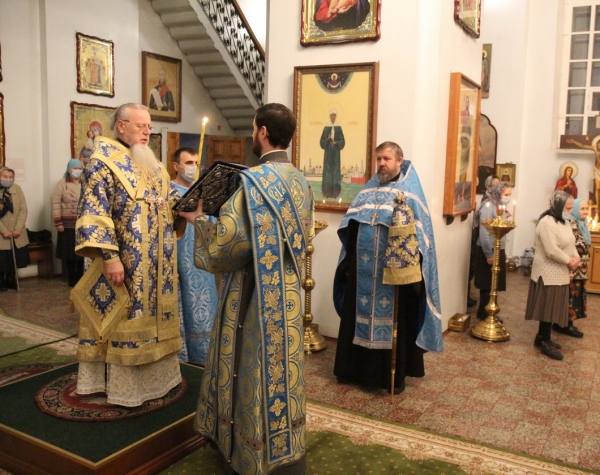 Накануне дня памяти святого князя Александра Невского епископ Василий совершил Всенощное бдение 