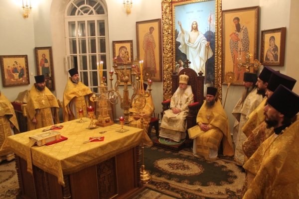 В новогоднюю ночь епископ Василий совершил Божественную литургию в храме прп. Лонгина Коряжемского 