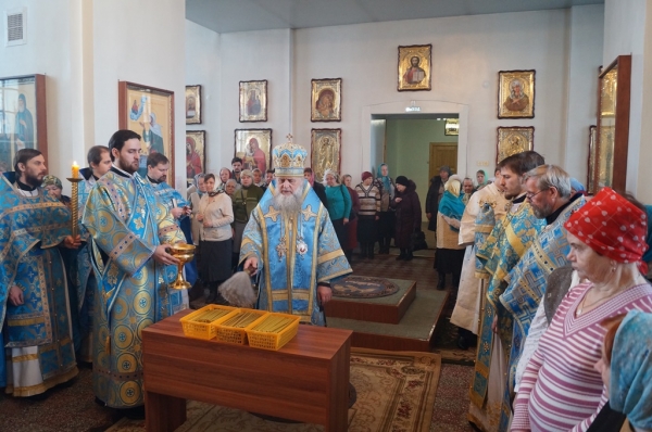 В праздник Сретения Господня епископ Василий совершил Литургию в Свято-Лонгиновом храме г. Коряжма