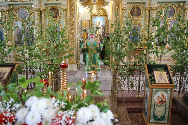 Накануне Дня Святой Троицы епископ Василий совершил Всенощное бдение в Коряжме