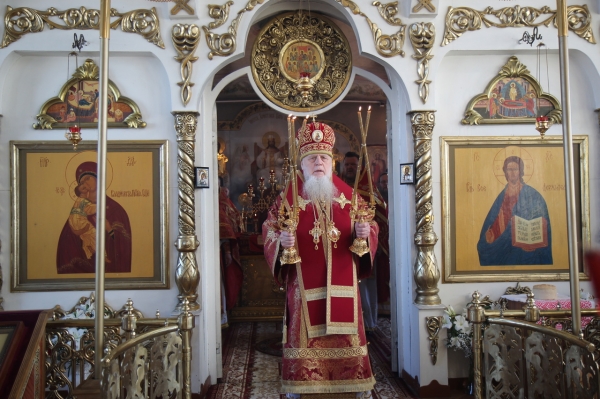 Во Вторник Светлой Седмицы епископ Василий возглавил Божественную литургию в Котласе