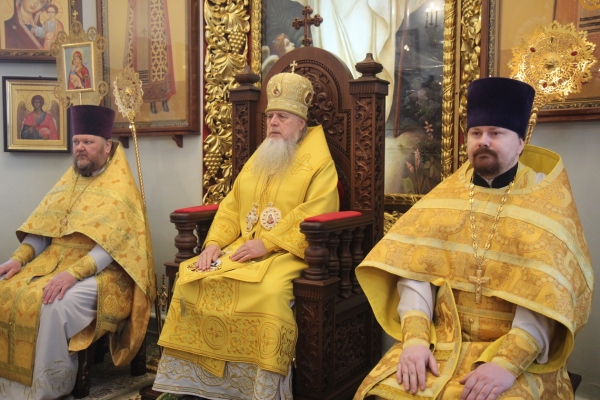 В праздник Собора Трех Святителей епископ Василий совершил Божественную литургию в Коряжме