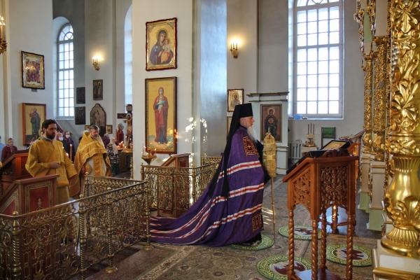 В неделю о Страшном Суде епископ Василий совершил Божественную литургию в Коряжме
