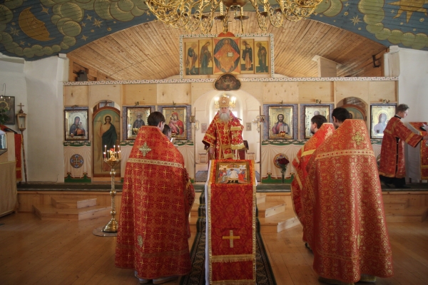В неделю 2-ю по Пасхе епископ Василий совершил Литургию в храме Преображения Господня с. Павловск