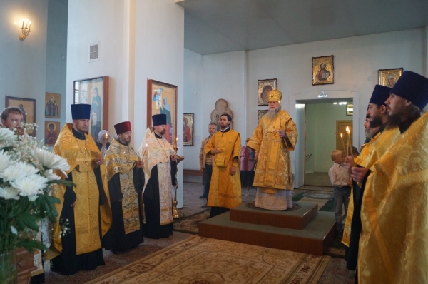 Накануне дня памяти свт. Луки Крымского епископ Василий совершил Всенощное бдение в храме прп. Лонгина Коряжемского