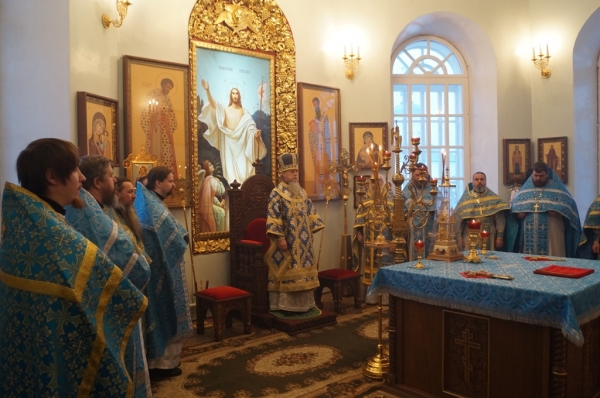 В день памяти иконы Божией Матери «Нечаянная Радость» епископ Василий совершил Божественную литургию