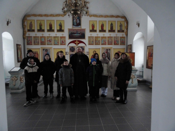 Ученики 9 класса Коряжемской школы №5 посетили храм прп. Лонгина Коряжемского