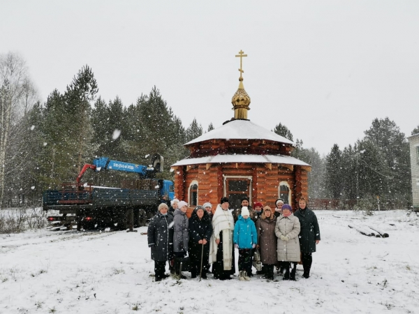 Купол с крестом установили на строящуюся часовню в д. Мелединская 