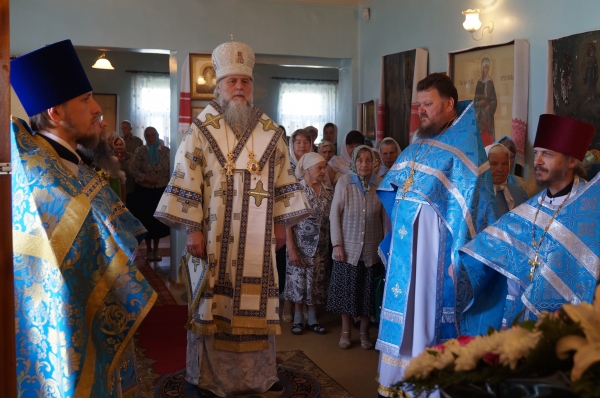 В празднование 10-летия освящения храма п. Вычегодского епископ Василий возглавил Божественную литургию