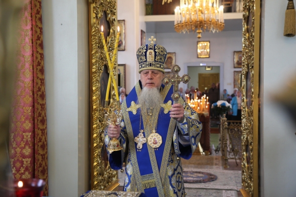 В праздник Рождества Пресвятой Богородицы епископ Василий совершил Литургию в Свято-Лонгиновом храме г. Коряжмы