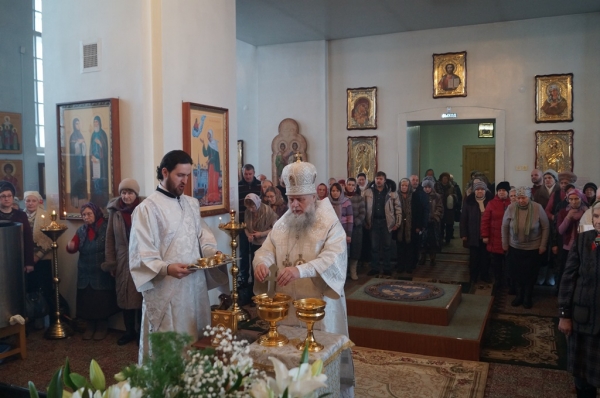 В Крещенский сочельник епископ Василий совершил Божественную литургию в Свято-Лонгиновом храме г. Коряжма