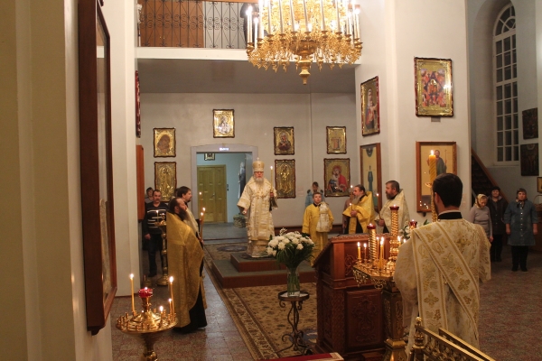 Епископ Василий совершил Всенощное бдение накануне дня памяти свт. Иоанна Зластоустого