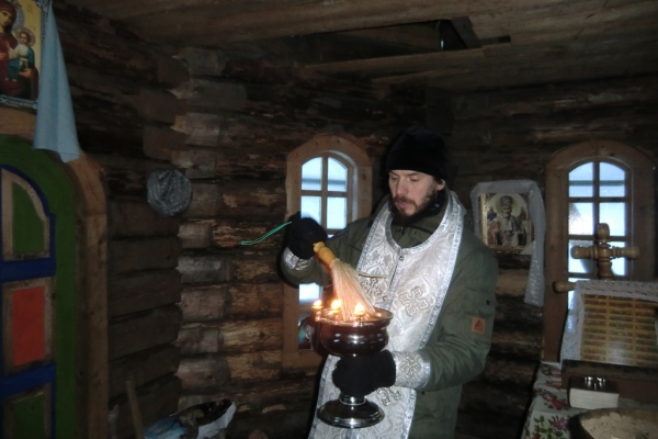 Священник совершил чин великого освящения воды в Христофоровой пустыни