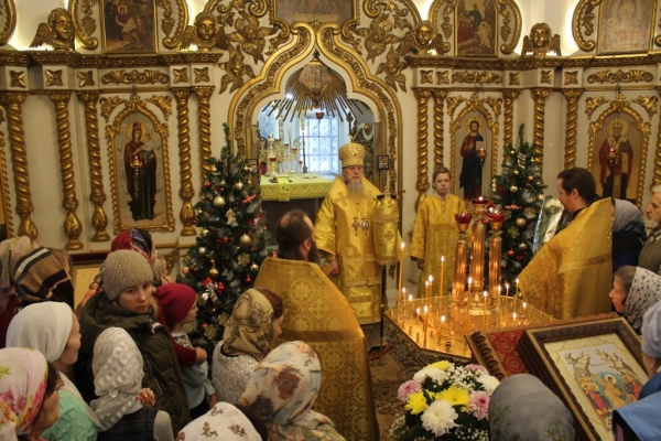 В неделю святых отец епископ Василий совершил Божественную литургию в Котласе