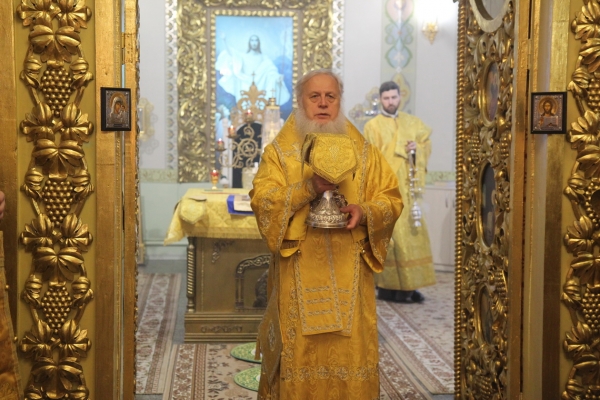 В Престольный праздник епископ Василий совершил Божественную литургию в Никольском храме г. Коряжмы
