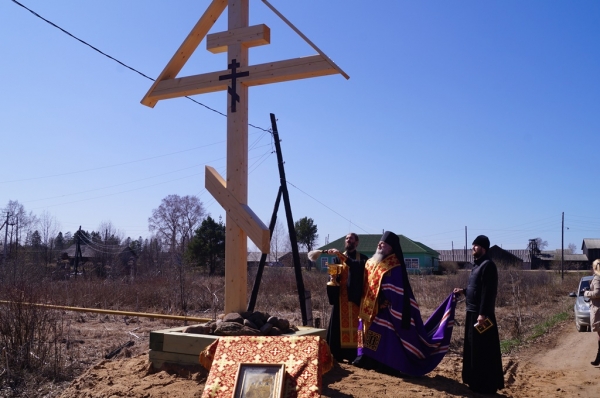 Епископ Василий освятил поклонный Крест в д. Курцево