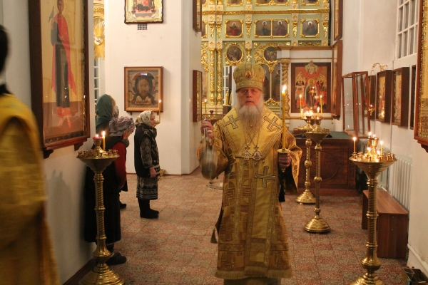 Накануне дня памяти свт. Филарета Московского епископ Василий совершил Всенощное бдение в храме прп. Лонгина Коряжемского